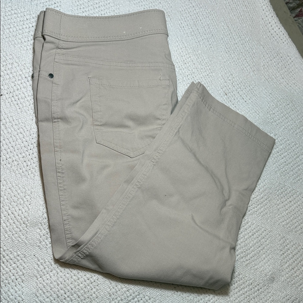 Chico's women's  Light Khaki Capri 19" length